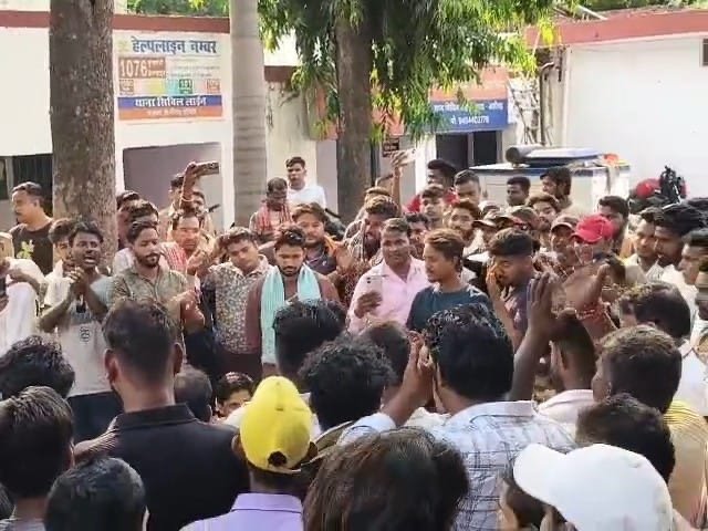 अलीगढ़ में मामले को लेकर जुटे प्रदर्शनकारी।