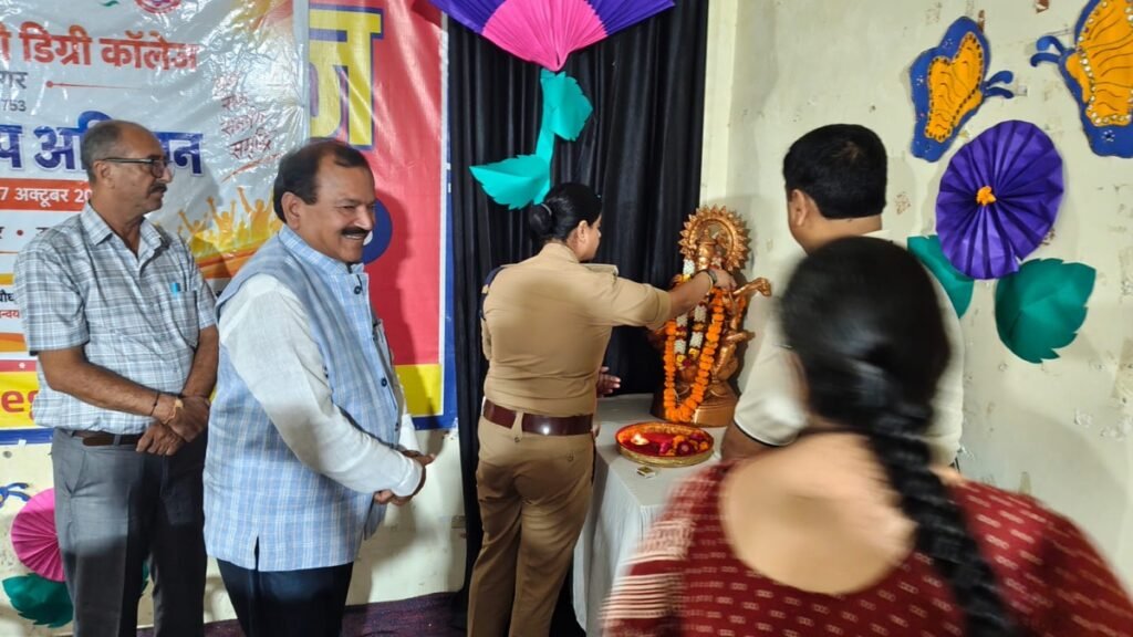 ताराचन्द वैदिक पुत्री डिग्री कॉलेज में साइबर जागरूकता गोष्ठी का दीप प्रज्वलन से शुभारंभ