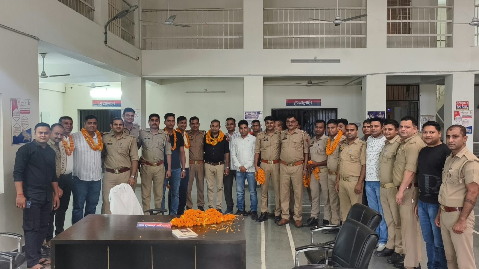 थाना खालापार में विदाई समारोह के दौरान पुलिसकर्मियों की सामूहिक तस्वीर
