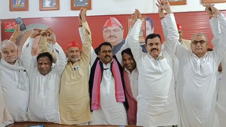 मुजफ्फरनगर में समाजवादी पार्टी के कार्यक्रम में हाथ उठाते नेता और कार्यकर्ता