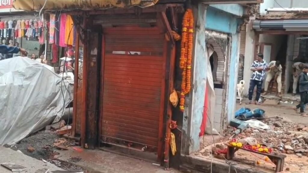 मंदिर के प्रवेश द्वार के आसपास मलबा और निर्माण कार्य