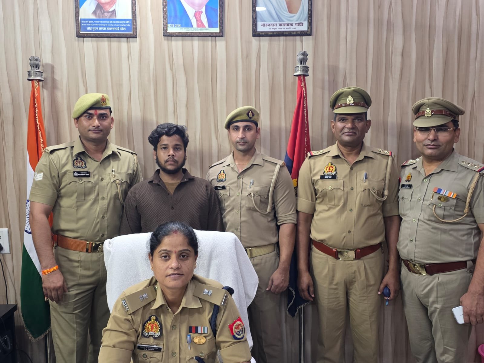 साइबर ठगी मामले में गिरफ्तार आरोपी के साथ मुजफ्फरनगर पुलिस