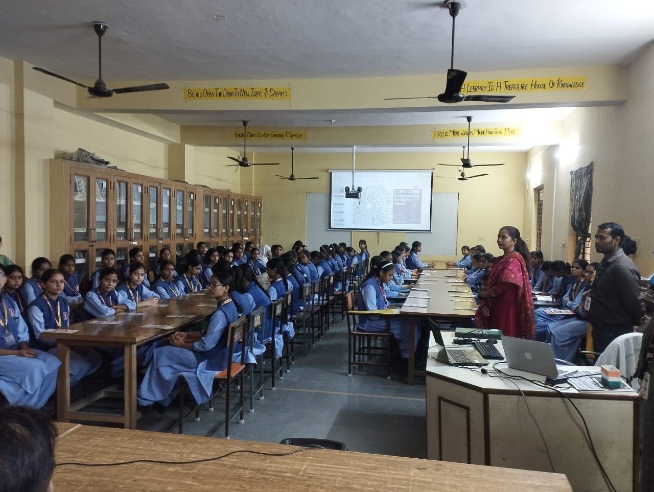 मुजफ्फरनगर में साइबर सुरक्षा कार्यशाला के लाइव प्रसारण में शामिल छात्राएं और शिक्षक