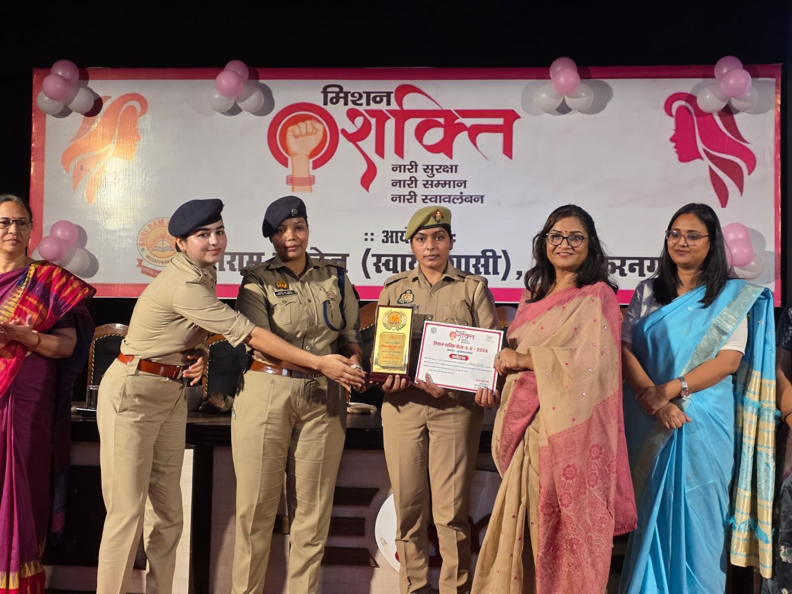 श्रीराम कॉलेज में मिशन शक्ति सम्मान समारोह के दौरान प्रशस्ति पत्र और स्मृति चिह्न प्रदान करते हुए