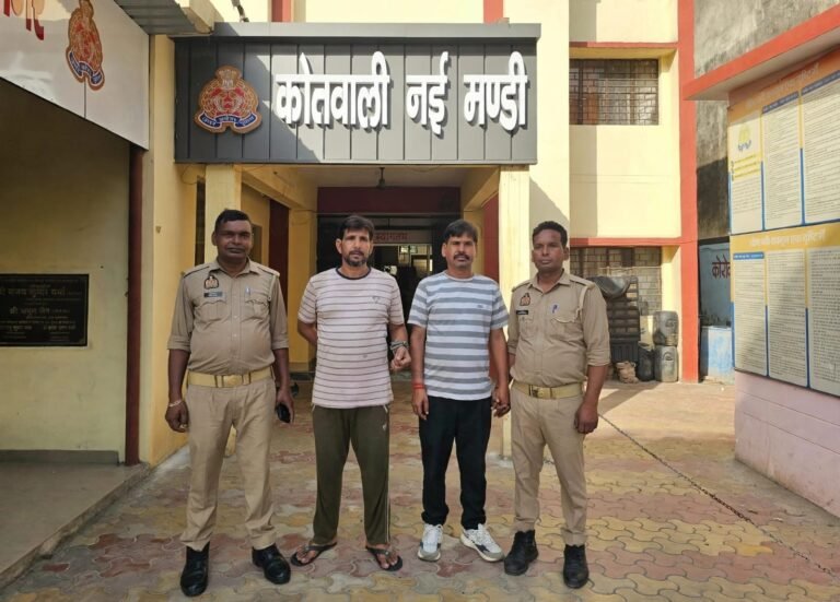 कोतवाली नई मंडी परिसर में पुलिसकर्मियों के साथ गिरफ्तार किए गए दो आरोपी