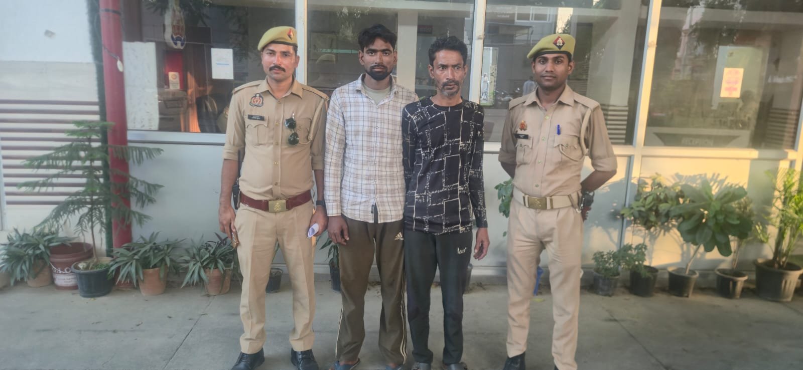 Tata 407 चोरी मामले में गिरफ्तार आरोपियों के साथ पुलिस